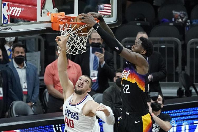 NBA湖人加时争议三分绝杀快船终结四连胜登顶引热议